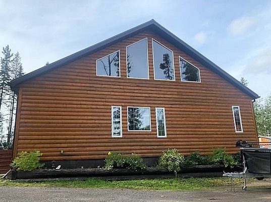 A log cabin in the middle of a wooded area.