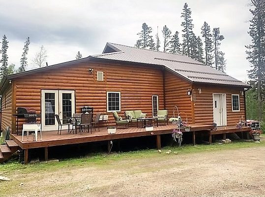 A log cabin in the middle of a wooded area.