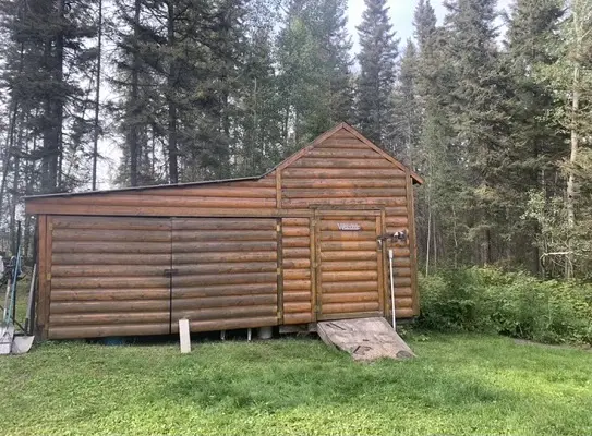 A small cabin in the middle of a wooded area.