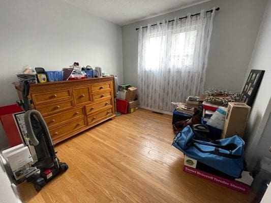 A room with a dresser and a dresser.