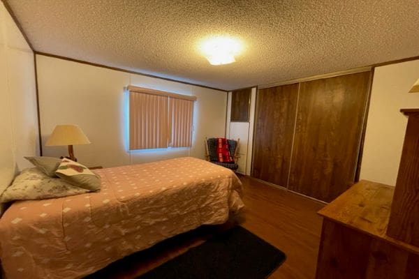 Bedroom with double bed and closet.