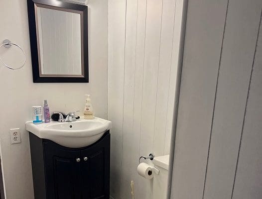 Small bathroom with sink and vanity.
