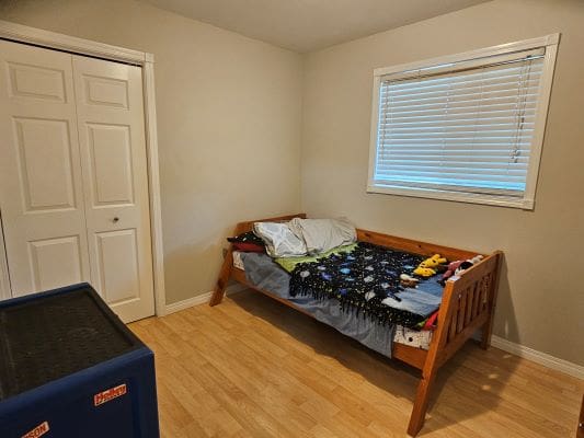 Child's bedroom with bed and closet.