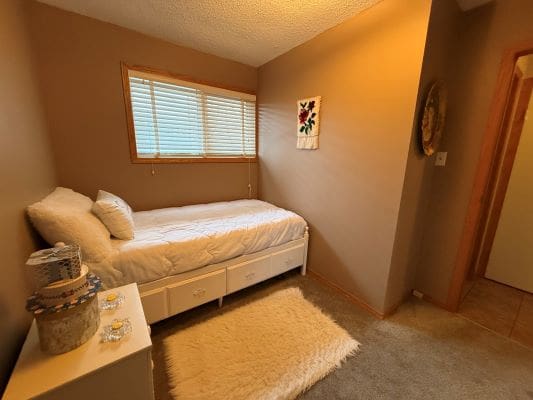 Cozy bedroom with a single bed.