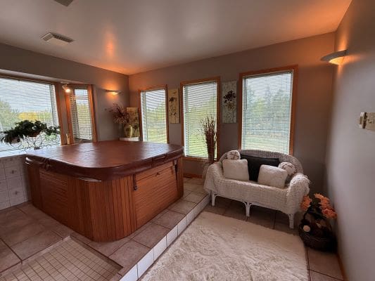 Cozy room with jacuzzi and seating area.